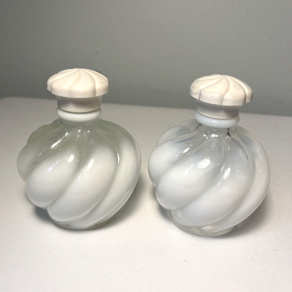 Fenton, Opalescent, Swirl, Glass Bottles, Bakelite Top, Handblown
Holiday Gift